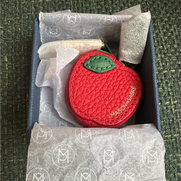 MAISON de SABRE The SABREMOJI Fruit Charm Bag Charm Apple AirTag - Picture 1 of 3